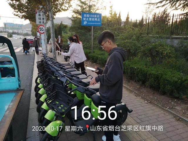 相比不戴頭盔，騎行共享電單車這些行為安全隱患更大！